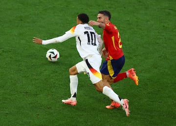 El lateral de la selección española y del Real Madrid bloqueó al jugador alemán del Bayern de Munich justo antes de que terminara el encuentro. Una acción que le costó la expulsión al futbolista español, pero que salvó un posible gol de Alemania.