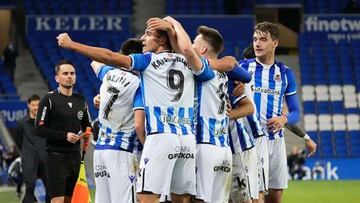 Karrikaburu celebra un gol con sus compañeros.