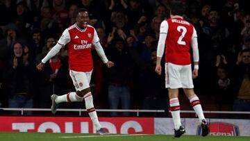 Los jugadores del Arsenal, Joe Willock y H&eacute;ctor Beller&iacute;n, durante un partido.