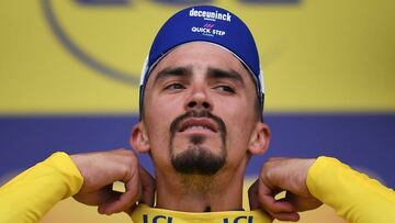 Julien Alaphilippe, durante la ceremonia de entrega del maillot amarillo.