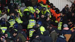 Imagen de los incidentes en la grada de los béticos en Old Trafford.