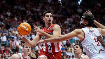 El base del Girona Guillem Ferrando entra a canasta ante Emanuel Cate, del Baxi Manresa.