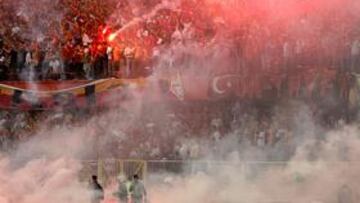 <b>EL 'INFIERNO TURCO'. </b>El Estadio Ali Sami Yen sólo cuenta con 24.000 localidades, pero es conocido por su apasionada afición.