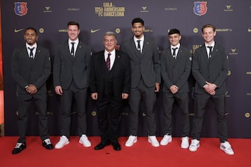 Joan Laporta con los capitanes del primer equipo de fútbol, Raphinha, Marc-André ter Stegen, Ronald Araujo, Pedri y Frenkie de Jong.