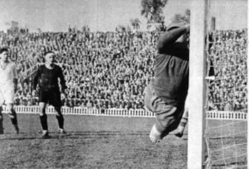 El 21 de abril de 1935 el Barcelona derrotó al Real Madrid por 5-0 con 4 goles de Ventolrá y 1 de Escolá, impidiendo que los blancos se pusieran lideres en la clasificación de La Liga.