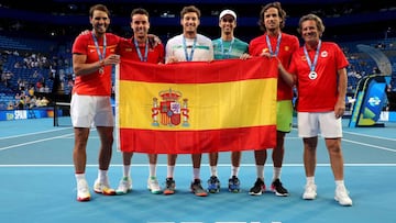 Rafa Nadal, Roberto Bautista, Pablo Carre&ntilde;o, Albert Ramos, Feliciano L&oacute;pez y Francis Roig posan con la bandera de Espa&ntilde;a tras el triunfo del equipo espa&ntilde;ol ante Jap&oacute;n en la ATP Cup.