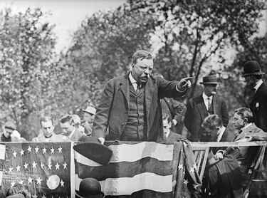 Theodore Roosevelt era presidente de EEUU cuando ganó el Nobel de la Paz en 1906 por su papel en el fin de la guerra entre Rusia y Japón. Logró que se firmase el Tratado de Portsmouth, lo que evitó una escalada del conflicto, pero algunos criticaron al premiado, acusándole de promover una política exterior agresiva con las intervenciones militares en Latinoamérica. 
