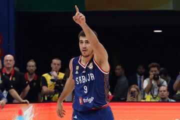 Vanja Marinkovic celebra con alegría una canasta durante el partido.