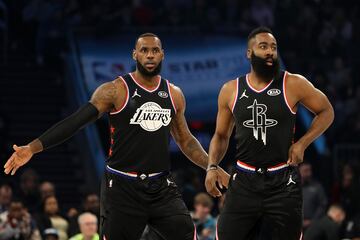 LeBron James junto a James Harden. 