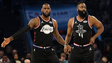 LeBron James junto a James Harden. 