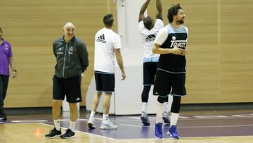 Pablo Laso, en un entrenamiento junto a Carroll, Draper y Llull.