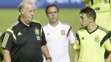 Munir with Spain coach Vicente Del Bosque in 2014.