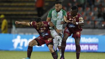 Juan Pablo Nieto, de Nacional, ante la marca de dos jugadores del Tolima en el juego por la Liga &Aacute;guila II-2017