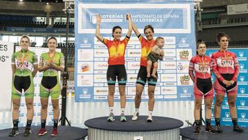 Las ganadoras de la prueba Madison Mujeres, Eukene Larrarte y Leire Olaberria, esta &uacute;ltima junto a su hijo, junto a Ane Iriarte y Irene Usabiaga, medalla de plata, y Ziortza Isasi y Ana Usabiaga, medalla de bronce, en el Campeonato de Espa&ntilde;a de Ciclismo en Pista 2017 lLoter&iacute;as &eacute;lite y sub-23 celebrado en el vel&oacute;dromo Palma Arena.