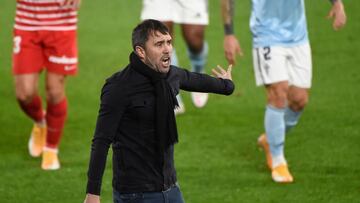 Coudet da indicaciones a sus jugadores durante el partido ante el Granada.