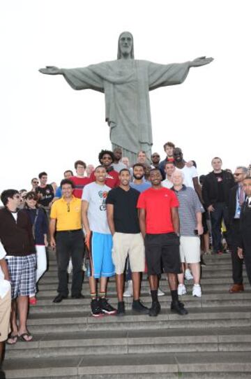Foto de familia con el Cristo del Corcovado presidiendo.