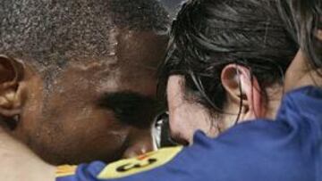 <b> INOLVIDABLE. </b> Samuel Eto'o felicita a Leo Messi tras el fantástico gol del argentino, que recordó al marcado por Maradona en México 86.