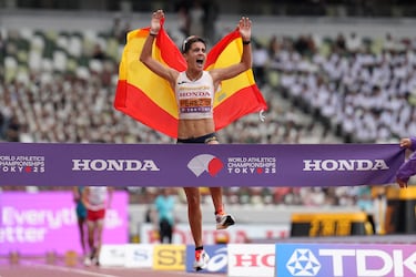 Celebración de María Pérez tras ganar la prueba femenina de 35 kilómetros marcha en el primer día del Campeonato Mundial de Atletismo Tokio 2025 en el Estadio Nacional.