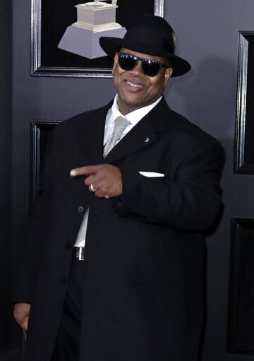 Jimmy Jam posa a su llegada al Madison Square Garden de Nueva York, para participar de la 60 edición de los Premios Grammy.