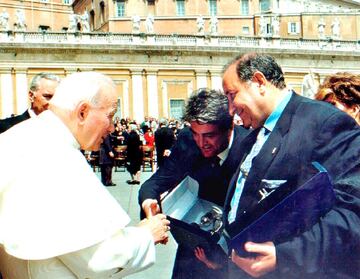 El Papa Juan Pablo II recibió en Roma a Jesús Gil y a Radomir Antic donde le entregaron sendas reproducciones de la Liga y de la Copa del Rey ganadas por el club en 1996.
