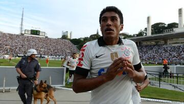 Paulinho celebra un gol ante el Santos en 2013