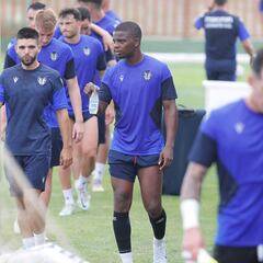 Micka Malsa, como loco por ser blanquivioleta