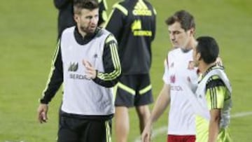 Primer entrenamiento. Piqu&eacute; habla con Casillas y Pedro.
 