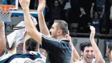 <b>DESATADOS. </b>La plantilla madridista festejó a lo grande su victoria ante el Barça, la décima seguida.