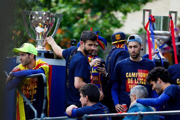 Gerard Piqué, Sergio Busquets y Sergi Roberto, durante el festejo del Barcelona