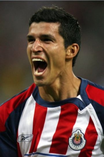 El 11 ideal de jugadores que vistieron la camiseta de Chivas y América