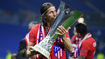El lateral izquierdo del Atlético de Madrid, Filipe Luis, con la Europa League.