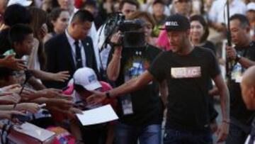 CENTRO DE ATENCIÓN. Neymar saluda a un aficionado durante un acto promocional.