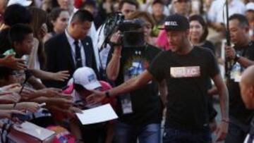 CENTRO DE ATENCI&Oacute;N. Neymar saluda a un aficionado durante un acto promocional.
 