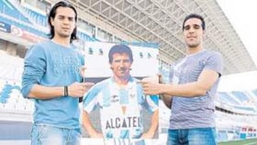 <b>MITO. </b>Los fuengiroleños Manu y Jesús Gámez posan con una foto de Juanito en su época malaguista.