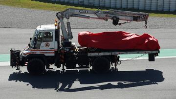 El Ferrari de Vettel regres&oacute; al garaje en gr&uacute;a. 
