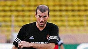 <b>EL GENIO, EN ACCIÓN</b>. Zinedine Zidane, durante el entrenamiento realizado ayer por el Real Madrid. El francés, que jugará su segunda final de blanco, volverá a ser una de las referencias del equipo madridista.