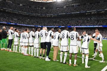 Kroos atraviesa un pasillo de jugadores al saltar al campo.