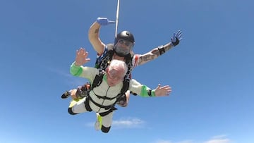 El hombre más mayor del mundo en realizar un salto tándem en caída libre.
