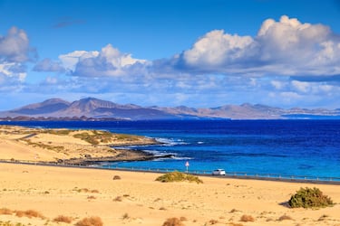 Las dunas de Corralejo esconden algunas de las mejores playas de Fuerteventura a lo largo de sus 8 kilómetros de costa. Todas ellas con una insólita arena formada por partículas de conchas erosionadas que actúan como un excelente exfoliante natural para tu piel. La zona central, donde se encuentran la mayoría de los complejos hoteleros, es la más concurrida, mientras que en el sur es el lugar ideal para todos aquellos que buscan mayor tranquilidad. 