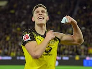 Dortmund's German defender #04 Nico Schlotterbeck celebrates scoring the opening goal during the German first division Bundesliga football match between Borussia Dortmund and Werder Bremen in Dortmund, western Germany, on January 13, 2026. (Photo by Sascha Schuermann / AFP) / DFL REGULATIONS PROHIBIT ANY USE OF PHOTOGRAPHS AS IMAGE SEQUENCES AND/OR QUASI-VIDEO