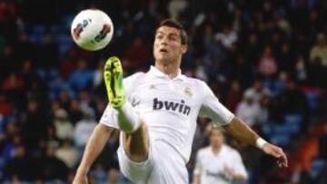 <b>CON APUROS. </b>Cristiano controla un balón complicado.