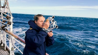 La Princesa Leonor observando a través de un sextante, un instrumento astronómico que se utiliza para determinar la posición de un astro, generalmente el Sol, desde un barco o una aeronave.