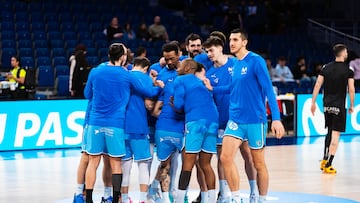 Los jugadores del Movistar Estudiantes antes del partido ante el Cartagena.