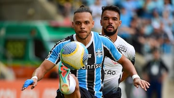PORTO ALEGRE, BRAZIL - DECEMBER 8: Martin Braithwaite of Gremio controls the ball under pressure from Raniele of Corinthians during the match between Gremio and Corinthians as part of Brasileirao 2024 at Arena do Gremio on December 8, 2024 in Porto Alegre, Brazil. (Photo by Ricardo Rimoli/Sports Press Photo/Getty Images)