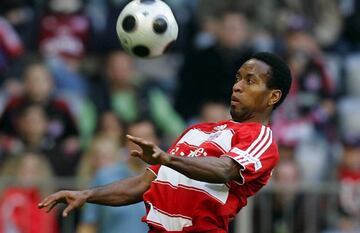 Ya retirado con 43 años, en Bayern tuvo un gran desempeño tras pasar sin pena ni gloria por Real Madrid. Los títulos le acompañarían desde su fichaje por el Bayern. Ze Roberto ganó cuatro títulos de Bundesliga y cuatro de la Copa Alemania.