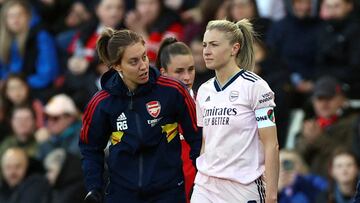 FILE PHOTO: Soccer Football - Women's Super League - Manchester United v Arsenal - Leigh Sports Village, Leigh, Britain - April 19, 2023 Arsenal's Leah Williamson is substituted off after sustaining an injury REUTERS/Molly Darlington/File Photo