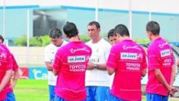 <b>PRIMERAS CONSIGNAS. </b>Javi López dirige una sesión técnico-táctica de sus jugadores.