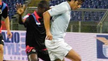 <b>INTENSOS. </b>Diop presiona a un rival ante la mirada de Christian.