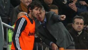 <b>EN LA GRADA. </b>Mourinho, en el partido contra el Athletic, cumplió sanción por la roja ante el Murcia.
