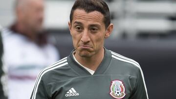 Andrés Guardado sale a la defensa de Diego Lainez